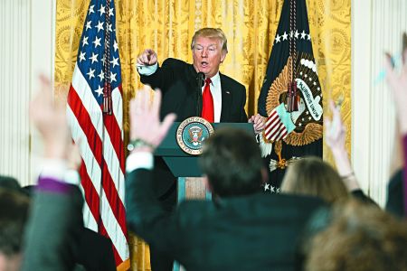 «Εχθρός του λαού» όποιος δεν υπηρετεί τη δική του αλήθεια