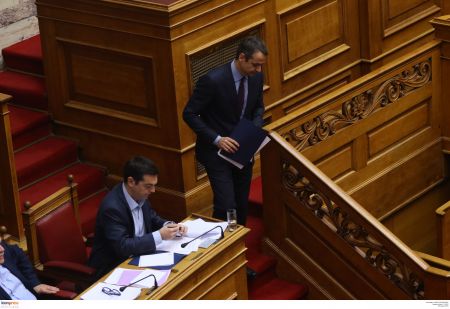 Μετωπική σύγκρουση Τσίπρα-Μητσοτάκη με φόντο τα ανοιχτά θέματα της αξιολόγησης και των αξιώσεων του ΔΝΤ για μέτρα