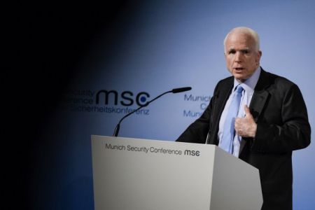 Μακέιν κατά Τραμπ για την επίθεση στα ΜΜΕ: Έτσι αρχίζουν οι δικτατορίες