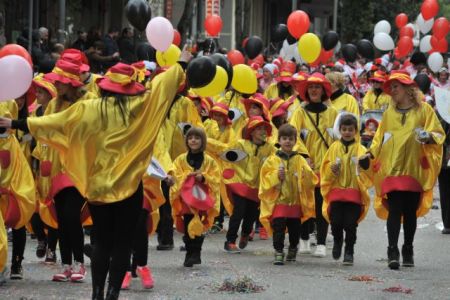 Χιλιάδες μικροί καρναβαλιστές «πλημμύρισαν» τους δρόμους της Πάτρας