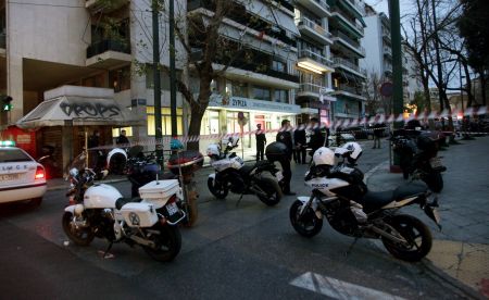 Μολότοφ κατά των κεντρικών γραφείων του ΣΥΡΙΖΑ