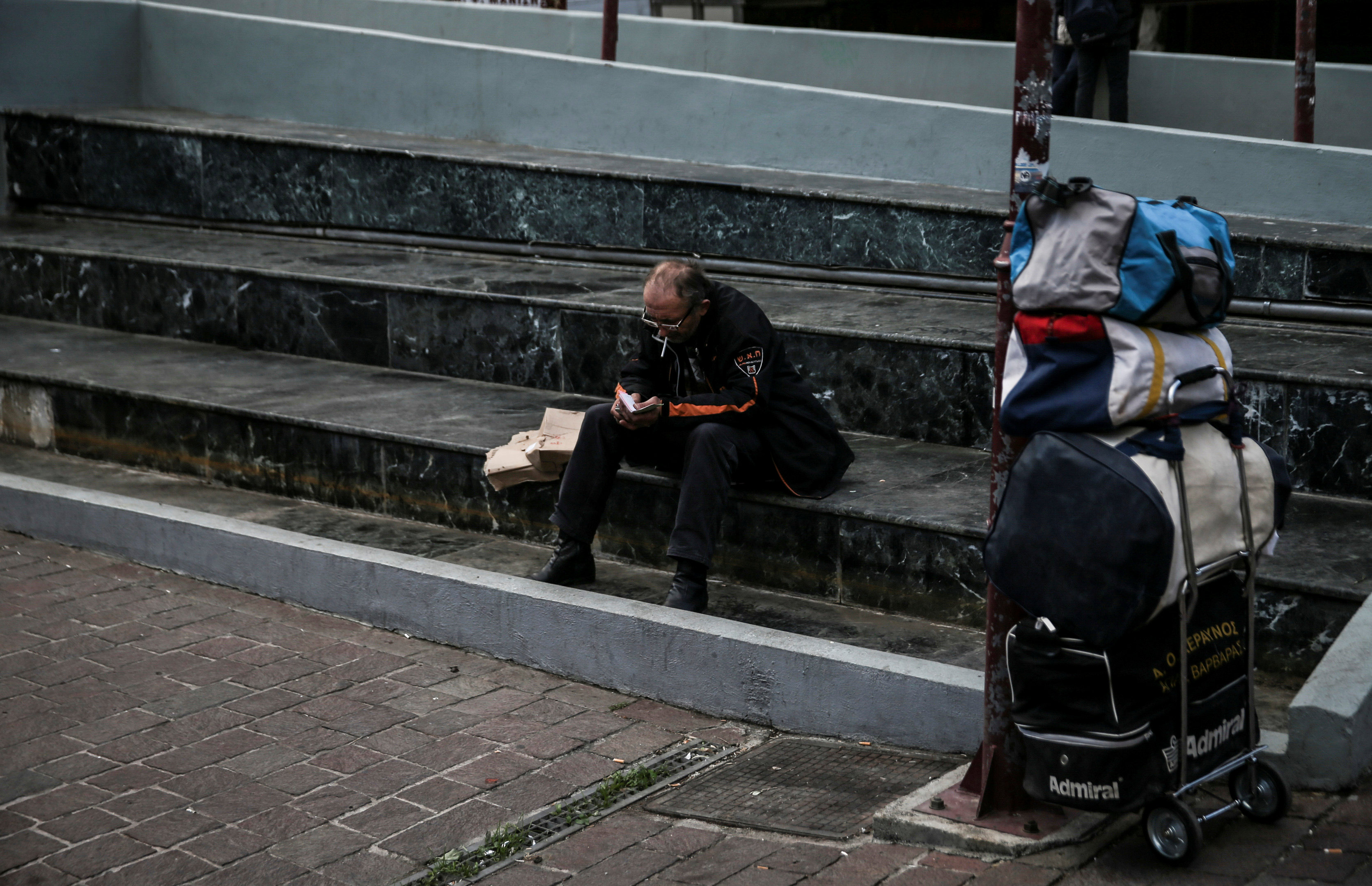 Reuters: Επτά χρόνια διάσωσης και οι Έλληνες βουλιάζουν πιο βαθιά στη φτώχεια