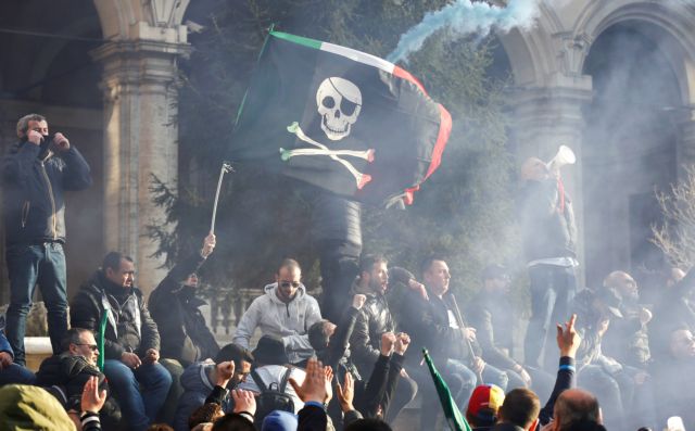 Ιταλία: Οι οδηγοί ταξί λύνουν την απεργία μίας εβδομάδας