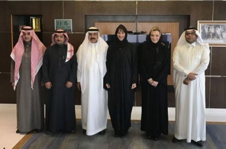 Τον γύρο του Διαδικτύου κάνουν οι φωτογραφίες της Ελενας Κουντουρά με αμπάγια