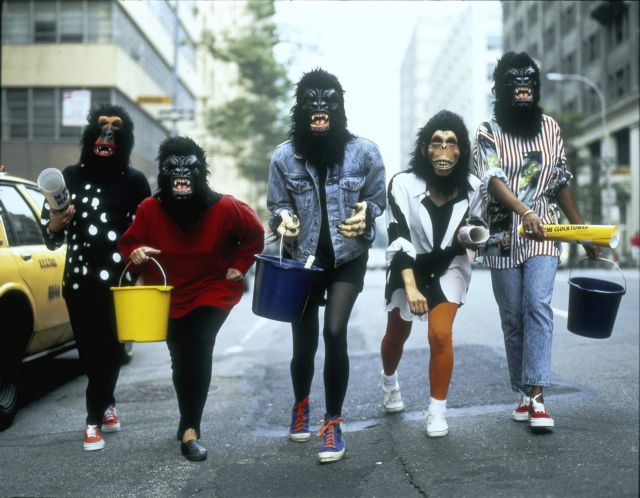 Guerrilla Girls: «Μπορείς να συμβάλλεις στον πολιτισμό χωρίς να πουλάς ακριβά»