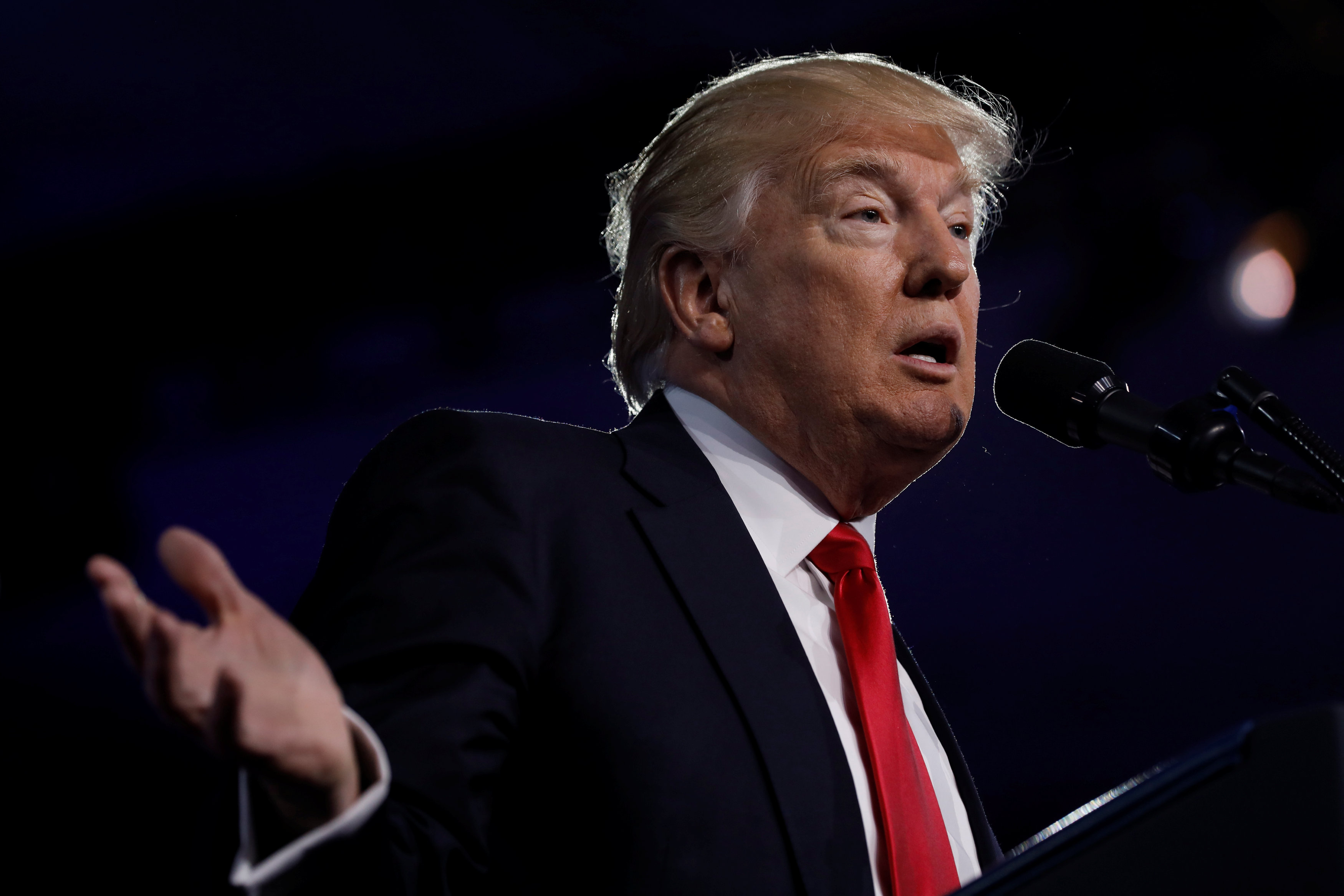 Νέα επίθεση Τραμπ σε μέσα ενημέρωσης και FBI