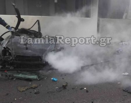 Πόρσε καρφώθηκε σε οικογενειακό ΙΧ σε πάρκινγκ της εθνικής, 4 νεκροί