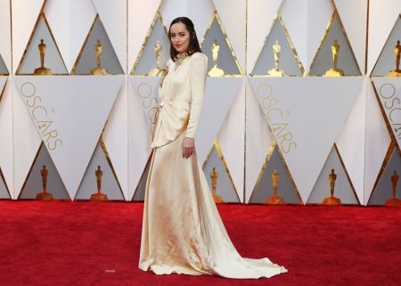 Σίβυλλα alert! Πώς το κακόγουστο Gucci της Ντακότα «σκόνταψε» στην… ουρά της Στριπ