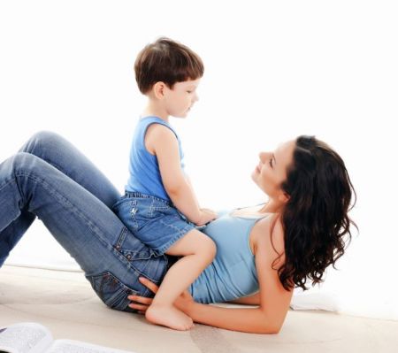 Eurostat: Μητέρες στα 30 και κάτι οι ελληνίδες