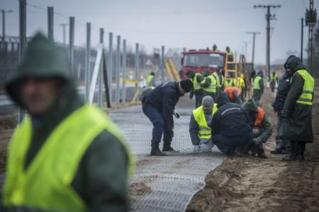 Τέλη Μαΐου ο νέος ηλεκτροφόρος φράχτης στα σύνορα της Ουγγαρίας