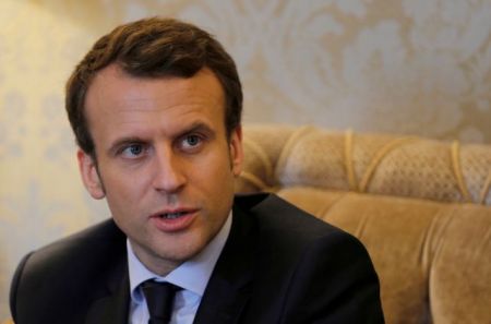 Γαλλία: Εν μέσω χάους στη Δεξιά, ο Μακρόν θα κέρδιζε στον β’ γύρο των προεδρικών