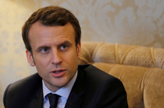 Γαλλία: Εν μέσω χάους στη Δεξιά, ο Μακρόν θα κέρδιζε στον β’ γύρο των προεδρικών