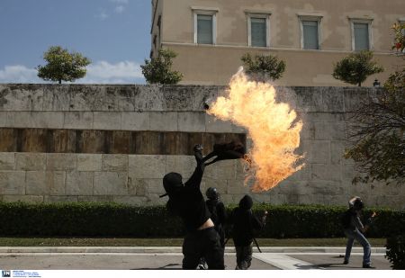 Μολότοφ έξω στη Βουλή σε μαθητικό συλλαλητήριο