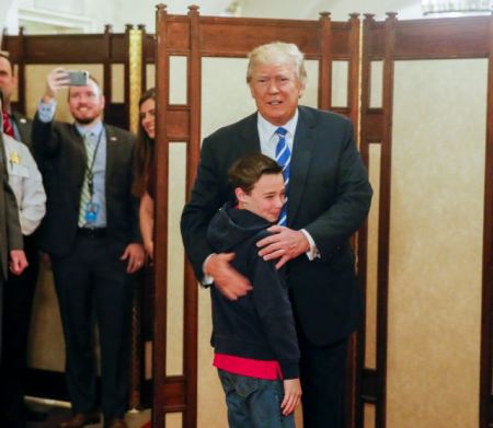 Ο Τραμπ αιφνιδίασε μικρούς μαθητές