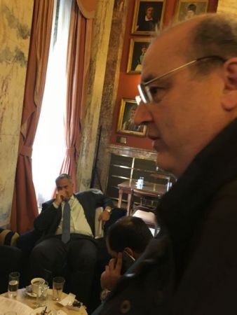 Οταν ο Φίλης συνάντησε τους «βρώμικους» γαλάζιους