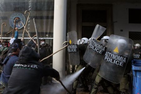 Κόντρα στη Βουλή για τα επεισόδια με τους αγρότες έξω από το υπουργείο