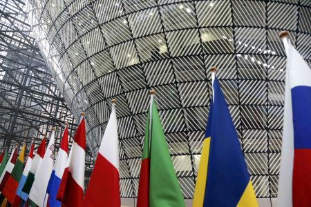 Bloomberg: Οι ηγέτες της ΕΕ στέλνουν μήνυμα ότι θα προωθήσουν το ελεύθερο εμπόριο