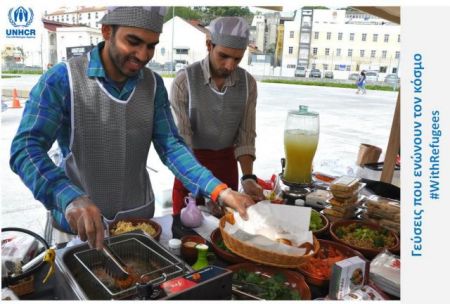 Πρόσφυγες μαγειρεύουν για όλους στο λιμάνι Θεσσαλονίκης