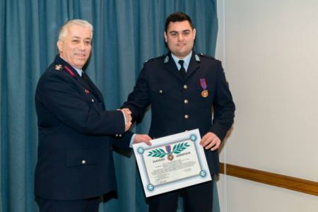Τιμήθηκε αστυφύλακας για διάσωση παιδιού από φλεγόμενο διαμέρισμα
