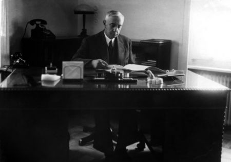 Κυριάκος Βαρβαρέσος: Ο πολιτικός που εξυμνήθηκε και λοιδορήθηκε για τις απόψεις του