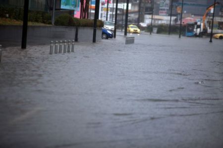 Προβλήματα στην Πειραιώς λόγω της έντονης βροχής