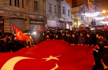 Με «σκληρά αντίποινα» προειδοποιεί την Ολλανδία η Τουρκία