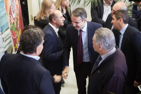 Μητσοτάκης: Βρέχει λεφτά και μεις κρατάμε ομπρέλα