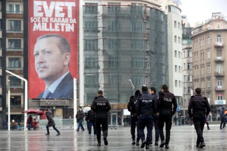 Αντιδυτική υστερία Ερντογάν: «Ξέρουμε τους Ολλανδούς από τη Σρεμπρένιτσα»