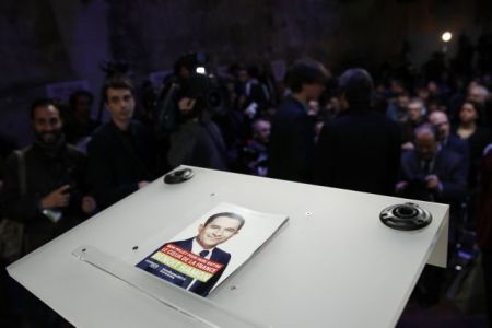 Γαλλία: Ο Αμόν χάνει έδαφος, ο Μακρόν επικρατέστερος νικητής στον β’ γύρο