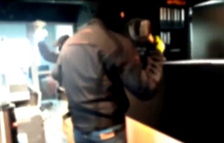 Γυαλιά καρφιά τα έκαναν σε καφέ της Mikel ο «Ρουβίκωνας»