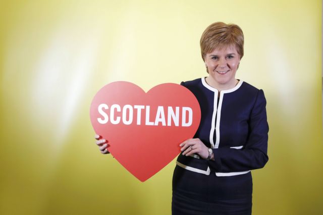 Η Μέι αντιμέτωπη με τις αποσχίσεις