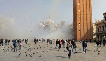 Επίδοξοι ληστές έριξαν καπνογόνα στην πλατεία του Αγίου Μάρκου στη Βενετία