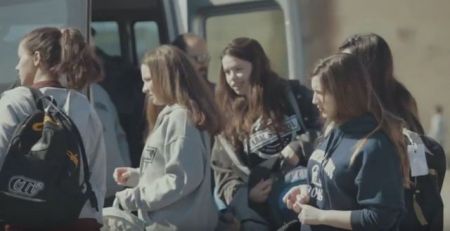 200 σακίδια σε προσφυγόπουλα από μαθητές του Λυκείου της Αμερικανικής Γεωργικής Σχολής