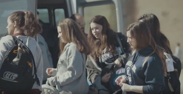 200 σακίδια σε προσφυγόπουλα από μαθητές του Λυκείου της Αμερικανικής Γεωργικής Σχολής