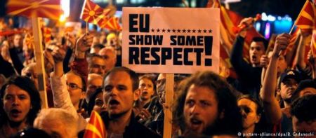 «Βρείτε τα» λέει ο επίτροπος Χαν στα Σκόπια