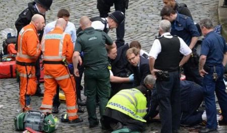 Ο Βρετανός υπουργός που προσπάθησε να κρατήσει στη ζωή τον αστυνομικό