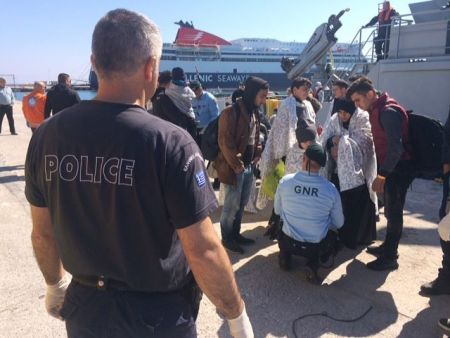 Σκάφη με πρόσφυγες κοντά σε Λέσβο και Χίο