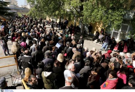 Τεράστιες ουρές στη διανομή τροφίμων στη δυτική Θεσσαλονίκη