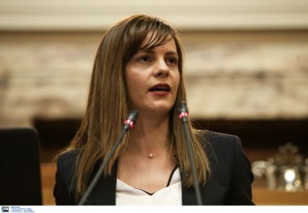 Εκβιαστικές πρακτικές για τη λειτουργία του ΟΜΕΔ καταγγέλλει η Αχτσιόγλου