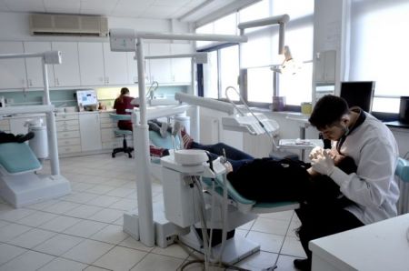 Προς λύση το ζήτημα των πανεπιστημιακών οδοντιάτρων