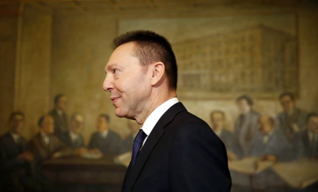 Γιατί πυροβολούν ξανά τον Στουρνάρα