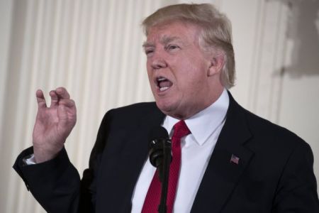 Πόλεμο στους υπερσυντηρητικούς Ρεπουμπλικανούς κηρύσσει ο Τραμπ