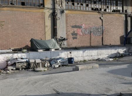 Οι άστεγοι που «έριξαν άγκυρα» στον Πειραιά