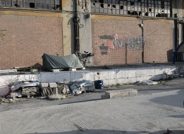 Οι άστεγοι που «έριξαν άγκυρα» στον Πειραιά