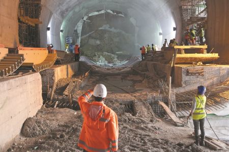 Μαίνεται η κόντρα ΑΚΤΩΡ και ΑΒΑΞ για τη Γραμμή 4 του μετρό