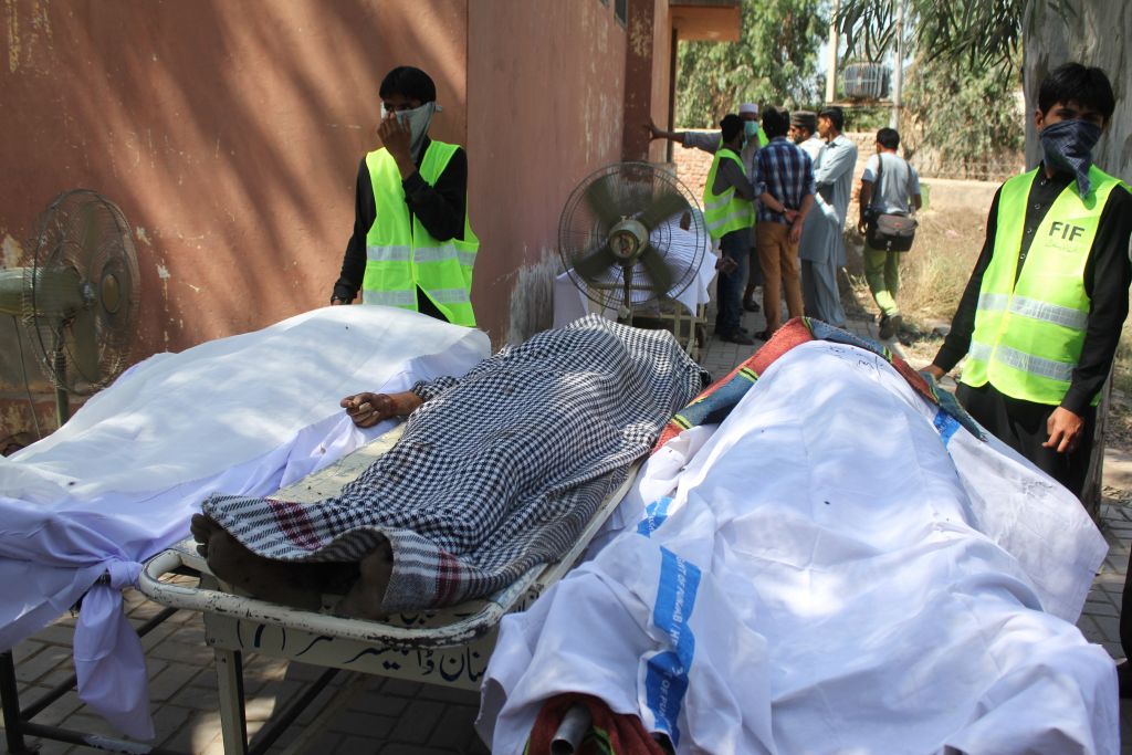 Πακιστάν: Τουλάχιστον 20 νεκροί από επίθεση ενόπλων σε τέμενος των Σούφι