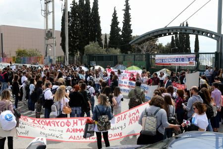 Στάση εργασίας από τους δασκάλους – Συγκέντρωση στα Προπύλαια
