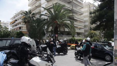 Ψάχνουν δεύτερη «κρυψώνα» του ληστή σε …στοίβα με ρούχα!