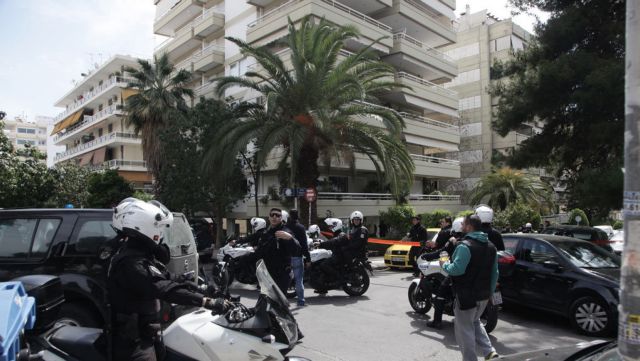 Ψάχνουν δεύτερη «κρυψώνα» του ληστή σε …στοίβα με ρούχα!