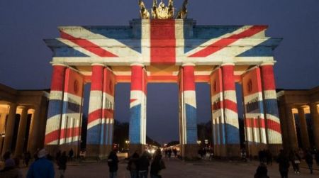 Οργή για τη μη φωταγώγηση της Πύλης του Βραδεμβούργου με τα χρώματα της Ρωσίας